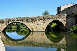 das Stein Brücke Über das Fluss foto