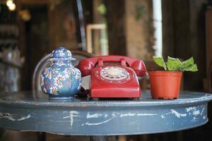 rot Farbe retro Telefon auf Tisch. foto