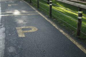 Parkplatz Zeichen auf ein Parkplatz Bereich foto