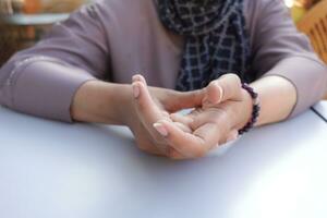 junge Frauenhände leiden unter Schmerzen im Handgelenk, foto