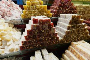 Türkisch traditionell Süss Türkisch Freude verkauft im das Markt foto