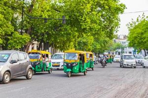 Neu-Delhi Delhi Indien - großer Verkehr Tuk Tuks Busse und Leute