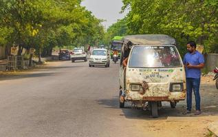 Neu-Delhi Delhi Indien - großer Verkehr von Tuk-Tuks-Bussen und -Leute