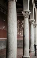 Säulen von Baptist Kirche im Katalonien Stadt. Kirche Basilika im historisch Center von alt mittelalterlich Stadt. foto