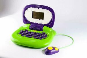 ein lila und Grün Spielzeug Computer mit ein Maus foto