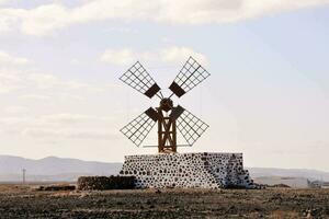 ein Windmühle im das Mitte von ein Wüste foto