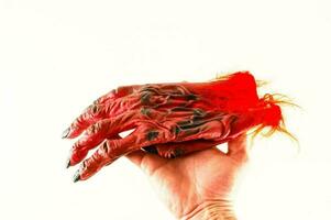 ein Hand halten ein rot Monster- Handschuh foto