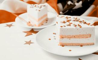 Farbe von das Jahr 2024, Pfirsich Flaum. Süss Kuchen mit USA Flagge farbig Sträusel und Sterne foto