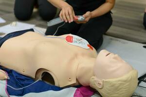 zuerst Hilfe kardiopulmonal Reanimation Kurs mit aed Ausbildung. selektiv Fokus Platzierung Elektrode foto