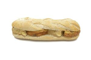 ein Spanisch Omelette Sandwich. isoliert auf Weiß Hintergrund. ein sehr Beliebt Snack im Spanien. foto