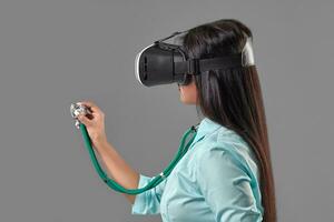 jung attraktiv Arzt im ein virtuell Wirklichkeit Brille foto
