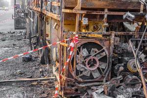 verbrannter Bus wird auf der Straße gesehen, nachdem er während der Fahrt in Brand geraten war, nach dem Brand foto