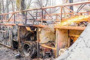 verbrannter Bus wird auf der Straße gesehen, nachdem er während der Fahrt in Brand geraten war, nach dem Brand foto