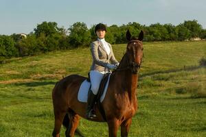 jung Frau Reiten ein Pferd auf das Grün Feld foto