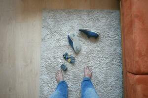 schmutzig Socke und Schuh auf Fußboden foto