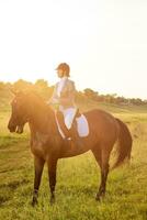 Pferdesport Sport. jung Frau Reiten Pferd auf Dressur fortgeschritten prüfen. Sonne Fackel foto