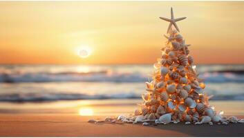 ai generiert Weihnachten Baum gemacht von Muscheln auf das Strand beim Sonnenuntergang. foto