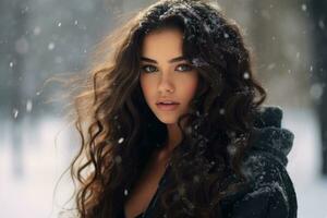 ai generiert Winter Porträt von ein schön jung Brünette Frau mit lange lockig Haar, schön Frau posieren im das Schnee auf ein Winter Tag, ai generiert foto