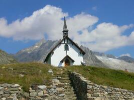 ein Weiß Kirche mit ein Kirchturm foto