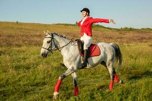 das Reiterin auf ein rot Pferd. Pferd Reiten. Pferd Rennen. Fahrer auf ein Pferd. foto