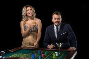 Paar Glücksspiel beim Roulette Tabelle im Kasino foto
