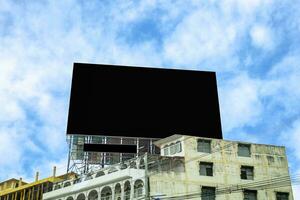 schwarz Plakatwand auf alt Stadt, Dorf foto