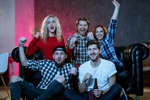 freunde Aufpassen ein Fußball Spiel und Trinken Bier. foto