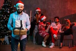 Weihnachten, Weihnachten, Neu Jahr, Winter, Glück Konzept - - lächelnd Mann im Santa Helfer Hut mit Geschenk Kisten foto