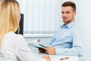 Mann und ein Frau Sein interviewt im das Büro foto