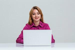 jung Frau Sitzung im das Tabelle und mit Laptop foto