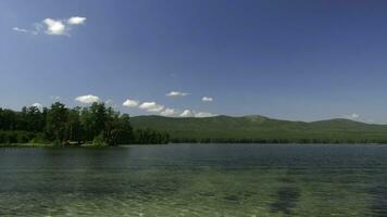 schön See Sicht. Sommer- Landschaft mit Blau Himmel, Bäume und See, Zeitraffer foto