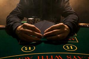 des Mannes Hand mit spielen Karten schließen hoch. Kasino Karte Spiel Chips. stellen auf das Tabelle spielen Karten. Poker Chips auf das Tisch. foto