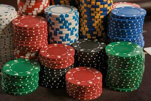 Nahansicht Schuss von ein Poker Chips Stapel Stehen auf ein Tabelle im Kasino. foto