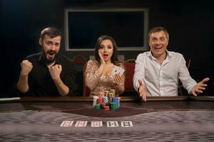 Gruppe von ein jung Reich freunde sind spielen Poker im Kasino. foto