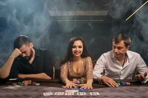 Gruppe von ein jung Reich freunde sind spielen Poker im Kasino. foto