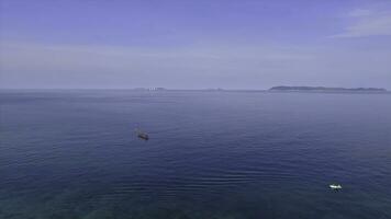 tolle Aussicht zu Yacht Segeln im öffnen Meer beim windig Tag. Drohne Aussicht - - Vögel Auge Winkel , wenig Paradies Insel, Thailand. schön Kristall klar Meer beim tropisch Insel, koh Lippe, Andaman Meer, Thailand foto