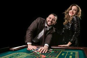 Mann mit Frau spielen Roulette beim das Kasino. Sucht zu das foto