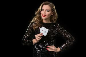 jung Frau halten spielen Karten gegen ein schwarz Hintergrund foto