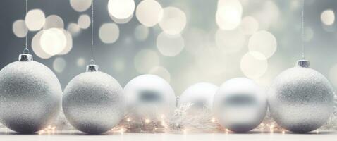 ai generiert Weiß und Silber Weihnachten Bälle und Beleuchtung foto