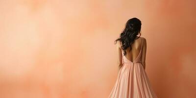 ai generiert ai Generation. jung Frau im lange Kleid auf Pfirsich Hintergrund. zurück Sicht. Mode Foto