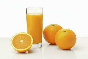 ai generiert schön Obst trinken Glas mit Orange Saft und Scheiben Orangen isoliert foto