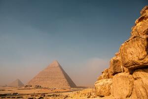 berühmt ägyptisch Pyramiden von Gizeh. Landschaft im Ägypten. Pyramide im Wüste. Afrika. Wunder von das Welt foto