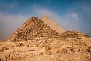 berühmt ägyptisch Pyramiden von Gizeh. Landschaft im Ägypten. Pyramide im Wüste. Afrika. Wunder von das Welt foto