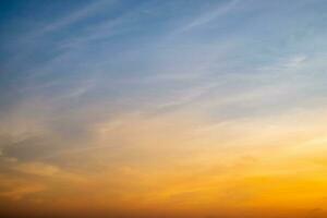 schön , Luxus Sanft Gradient Orange Gold Wolken und Sonnenlicht auf das Blau Himmel perfekt zum das Hintergrund, nehmen im Abend, Dämmerung, groß Größe, hoch Definition Landschaft Foto