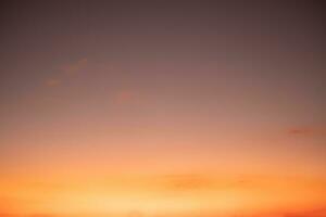 schön , Luxus Sanft Gradient Orange Gold Wolken und Sonnenlicht auf das Blau Himmel perfekt zum das Hintergrund, nehmen im Abend, Dämmerung, groß Größe, hoch Definition Landschaft Foto