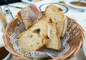 Brot Scheiben im hölzern Korb foto