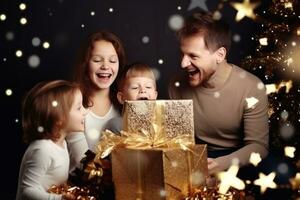ai generiert glücklich Familie mit fröhlich Weihnachten Magie Geschenk in der Nähe von Baum beim Abend beim Zuhause foto