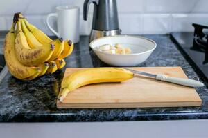 ai generiert Banane Schneiden prep zum gesund Essen foto