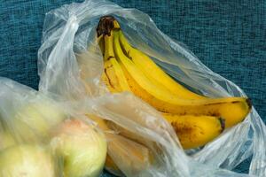 ai generiert Lebensmittelgeschäft schleppen Bananen und Äpfel eingesackt foto