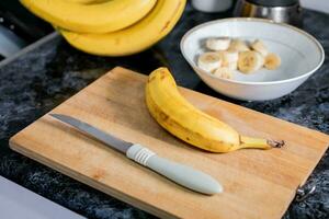 ai generiert geschnitten Banane Freude gesund Snack Vorbereitung foto